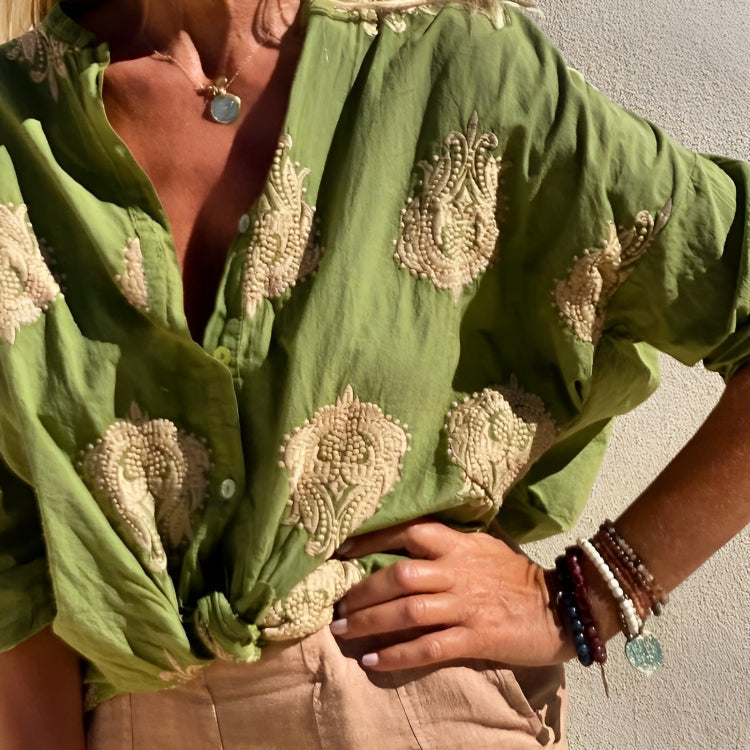 BLUSE MIT KNOPFLEISTE UND KNOTEN