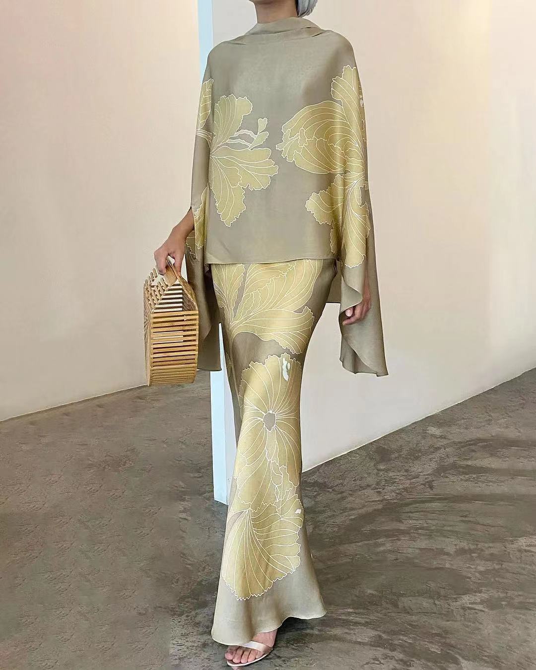 CONJUNTO ELEGANTE DE CAPA Y FALDA