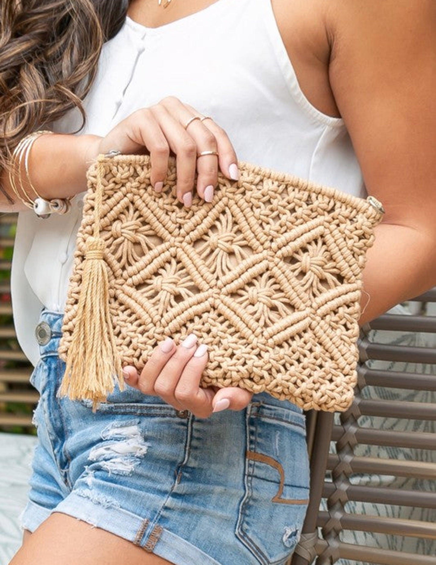 CLUTCH MACRAMÉ ROMBOS CON BORLA