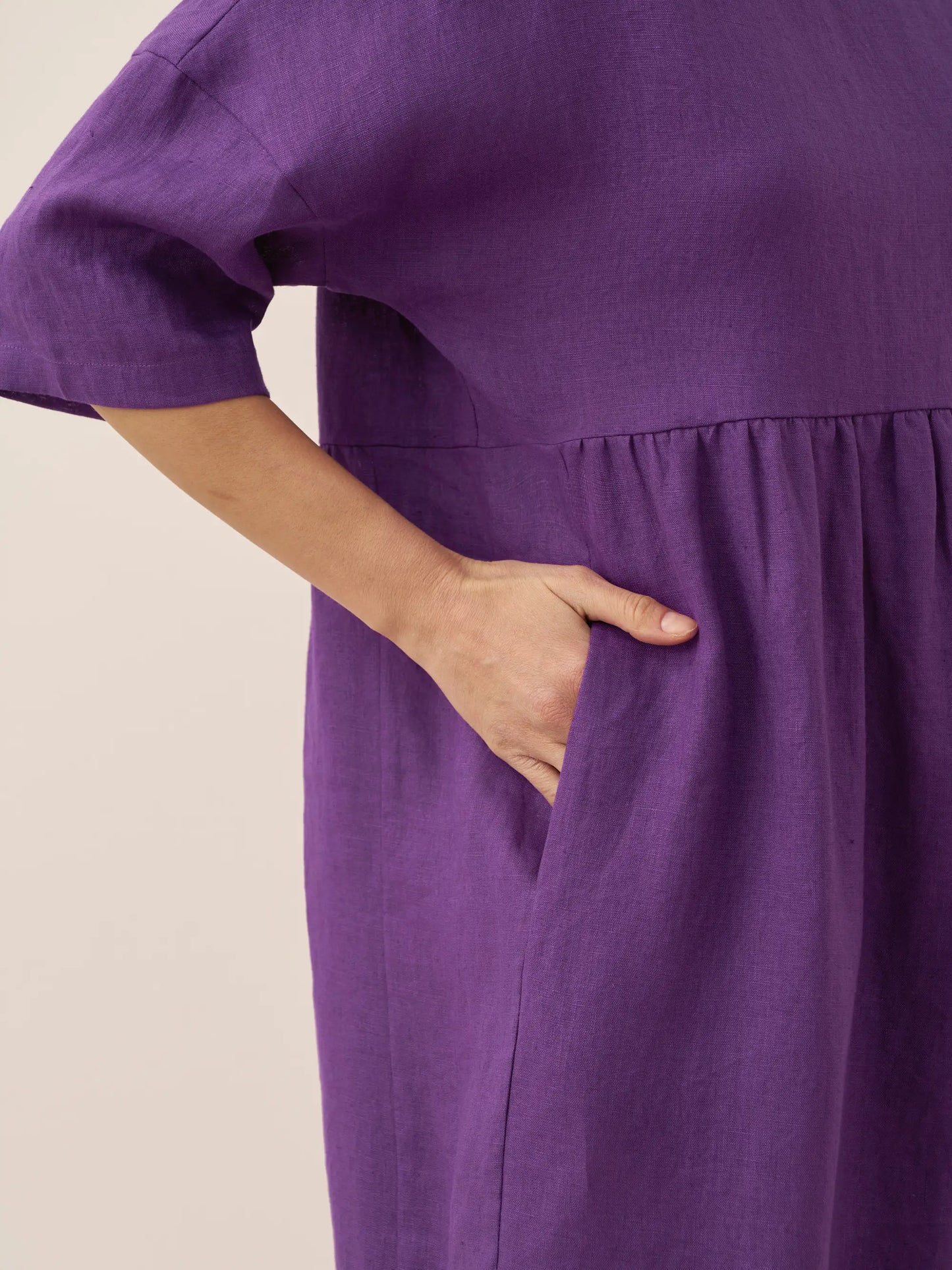 LINEN MIDI DRESS WITH THREE-QUARTER SLEEVE CUT