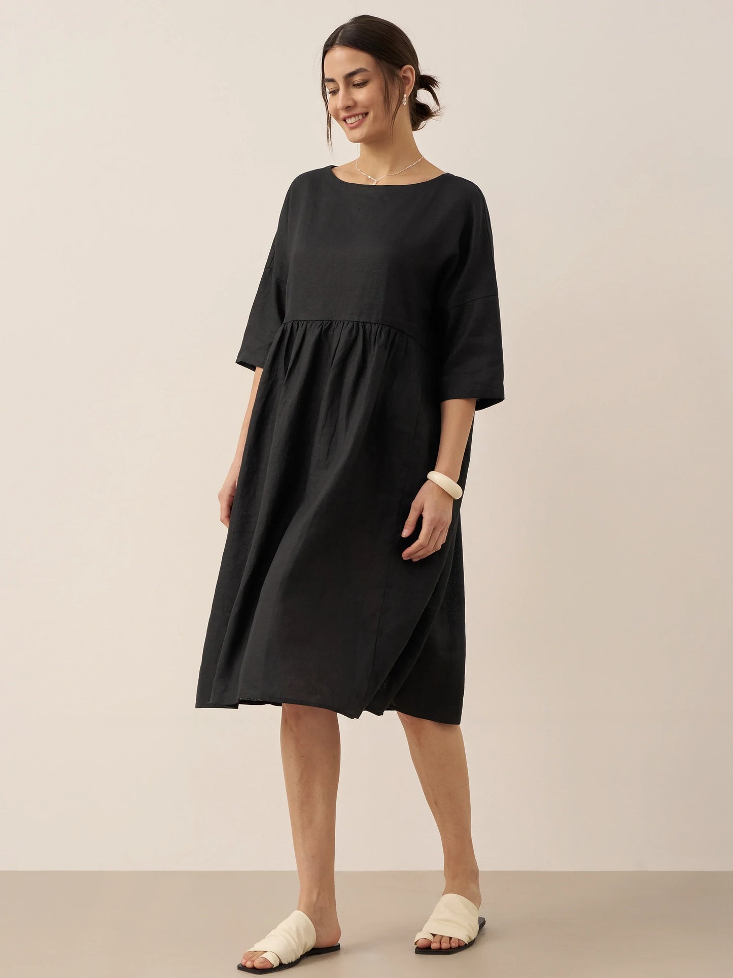 LINEN MIDI DRESS WITH THREE-QUARTER SLEEVE CUT