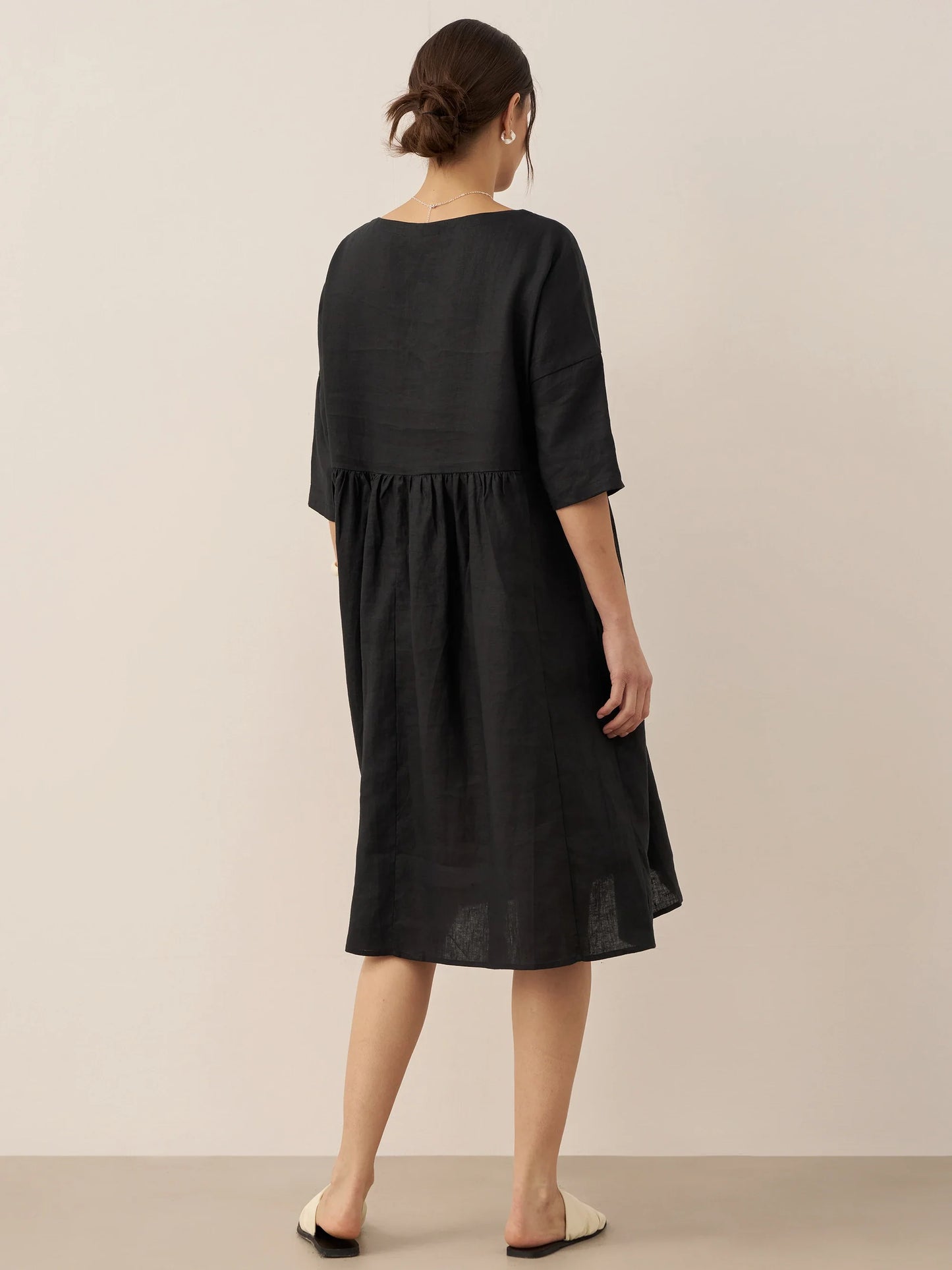 LINEN MIDI DRESS WITH THREE-QUARTER SLEEVE CUT