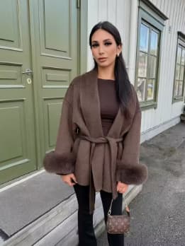 SERENA | Mantel mit Gürtel und Pelzmanschetten