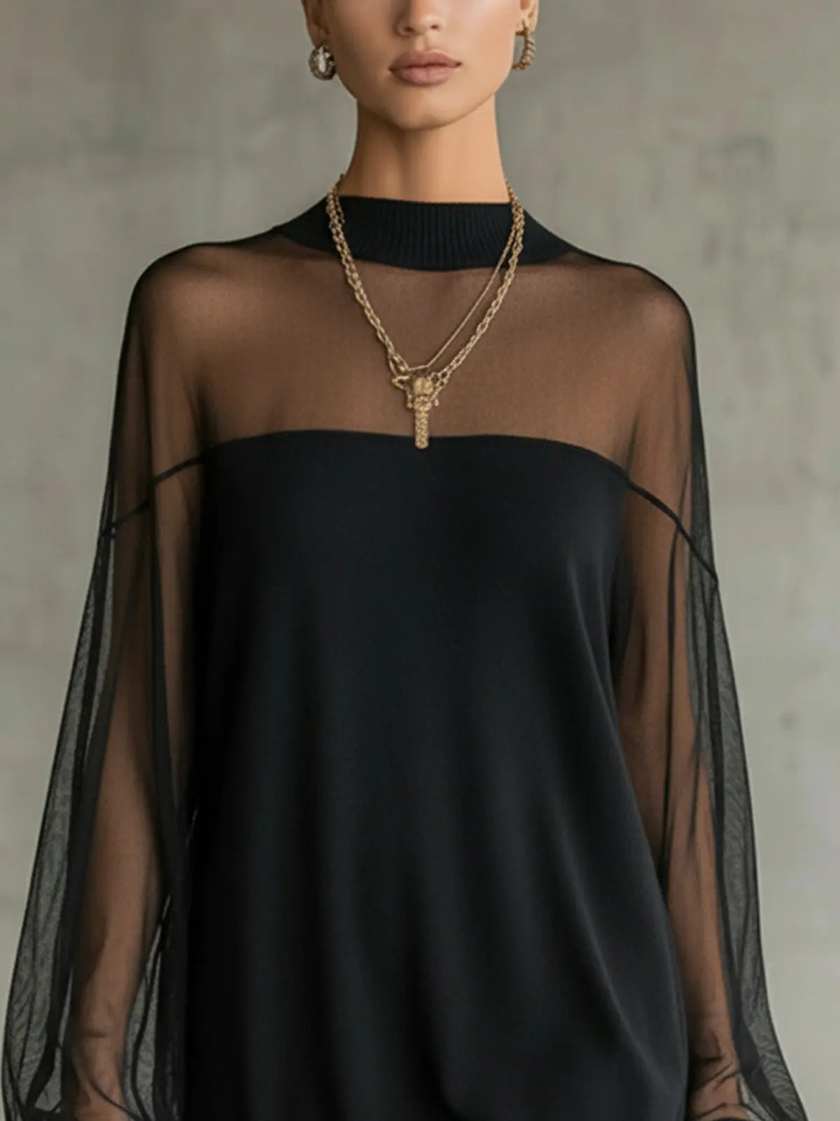 VESTIDO MINI NEGRO CON CUELLO ALTO Y MANGAS LARGAS DE MALLA TRANSPARENTE. PARA TODAS LAS SILUETAS. DISTÍNGUETE, VÍSTELO HOY.