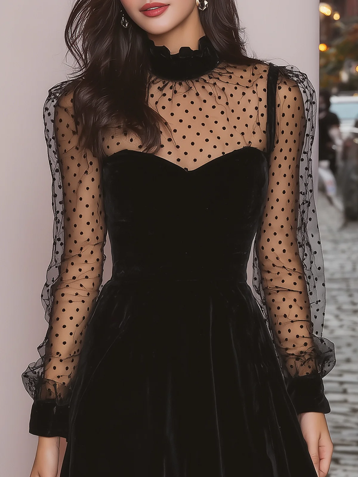 VESTIDO MINI DE TERCIOPELO NEGRO CON MANGAS TRANSPARENTES DE LUNARES Y CUELLO ALTO. ELEGANTE Y PERFECTO PARA FIESTAS. CONSÍGUELO HOY