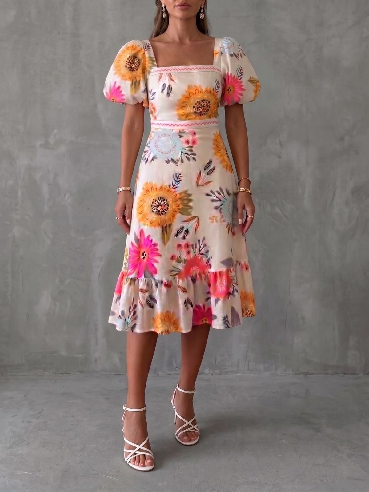 BLUMEN-MIDIKLEID MIT ECKIGEM AUSSCHNITT UND STRUKTURIERTEN NÄHTEN
