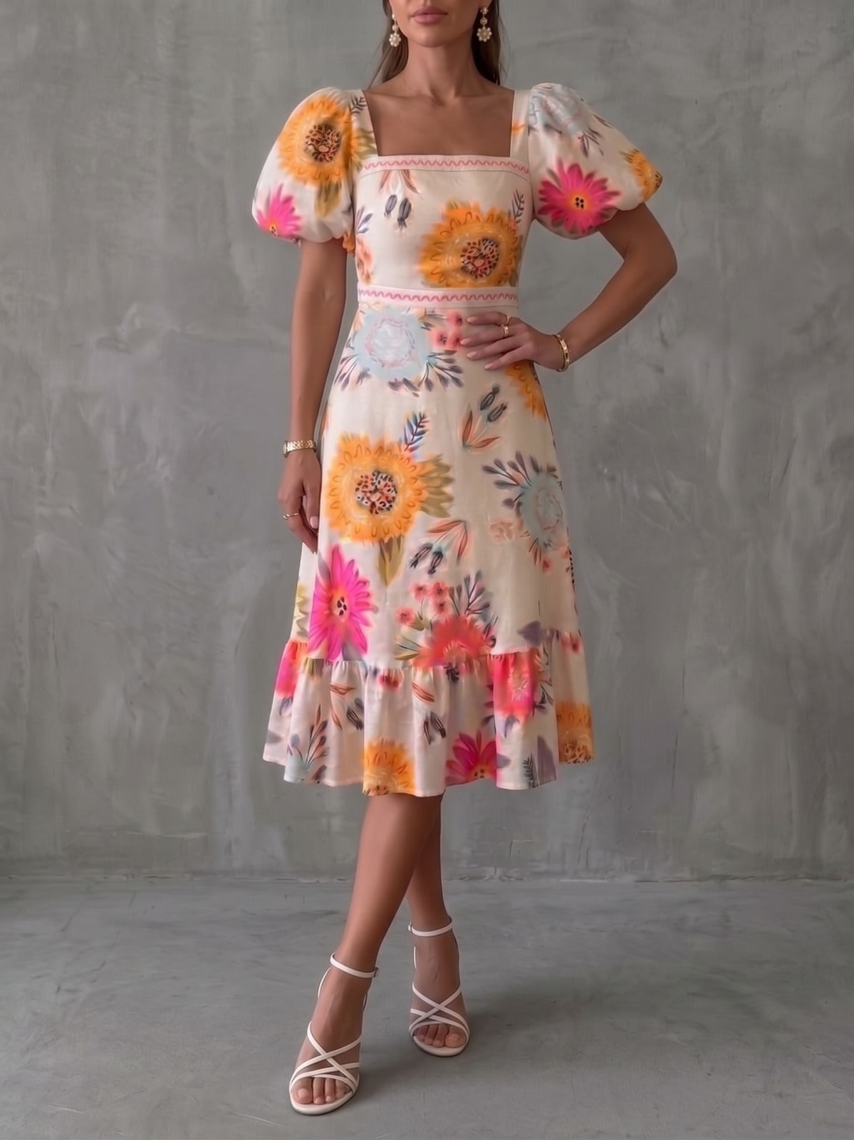 BLUMEN-MIDIKLEID MIT ECKIGEM AUSSCHNITT UND STRUKTURIERTEN NÄHTEN