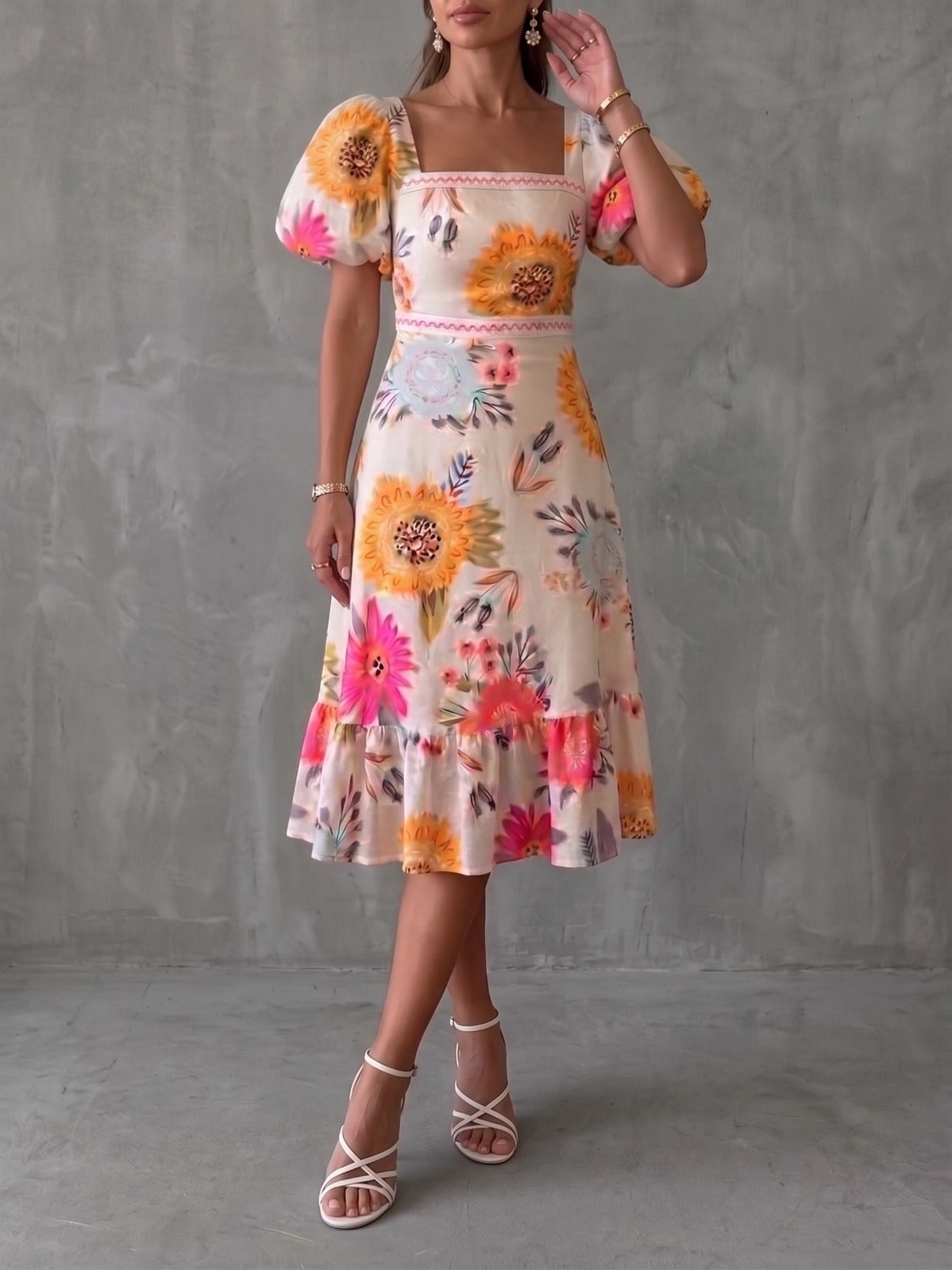 BLUMEN-MIDIKLEID MIT ECKIGEM AUSSCHNITT UND STRUKTURIERTEN NÄHTEN